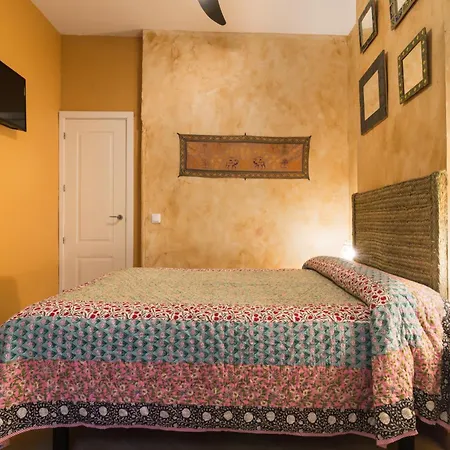 Hostal Artistic B&B-3